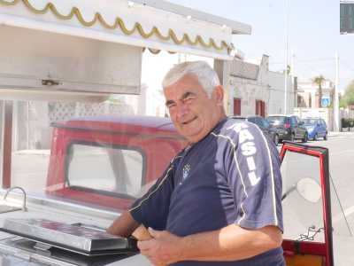 � uno dei personaggi pi� amati dai bambini, porta con s� il gusto dell�estate e dei giorni liberi sulle spiagge, poi per il resto dell�anno scompare chiss� dove. E� il 67enne Donato: �l�uomo dei gelati al limone�